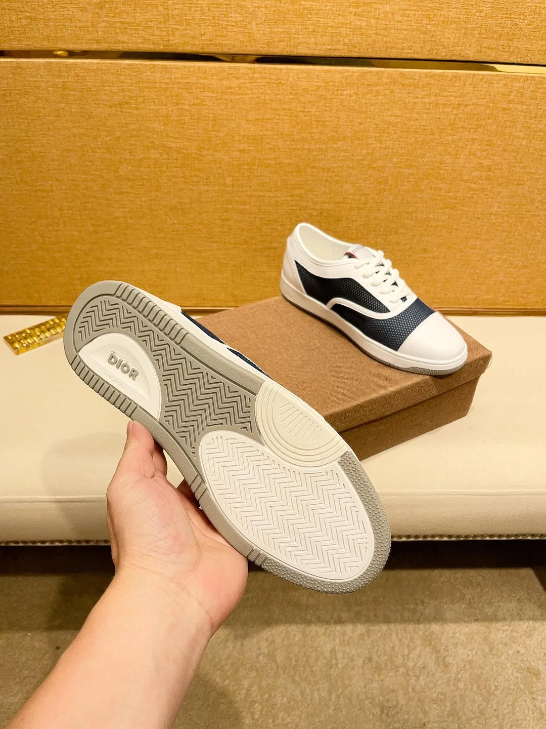 Factory price 420🔥[Dior] Dior’s new model is carefully crafted and set off the audience! An international brand that continues to innovate. This men's all-season casual shoe is the original version. The upper is made of cowhide material and the leather feet are super lightweight. The outsole is ultra-light and non-slip. It is breathable and comfortable and the quality speaks for itself. Color: Multiple colors available. Size: 38-44 (45 customized)